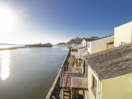 A river view with houses along the bank at Estuary Escape in Porthmadog