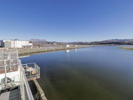 A view of a river with buildings and mountains at Estuary Escape in Porthmadog