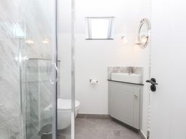 A bathroom with a shower, toilet, and sink at Yr Hen Felin Dyffryn Ardudwy