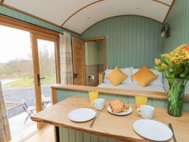 Dam View Shepherds Hut - Mid Wales - 1157200 - thumbnail photo 3