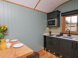 Dam View Shepherds Hut - Mid Wales - 1157200 - thumbnail photo 4