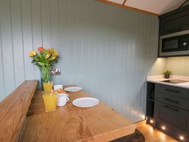 Dam View Shepherds Hut - Mid Wales - 1157200 - thumbnail photo 5