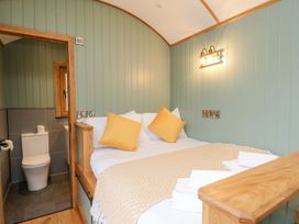 Dam View Shepherds Hut - Mid Wales - 1157200 - thumbnail photo 7