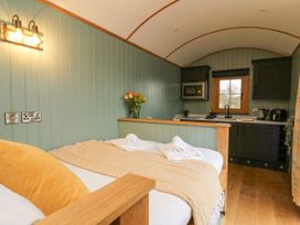 Dam View Shepherds Hut - Mid Wales - 1157200 - thumbnail photo 8