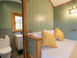 Dam View Shepherds Hut - Mid Wales - 1157200 - thumbnail photo 10