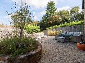 A garden with seating area and plants at Stable Loft in Watergate Bay