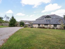 An outdoor view of a house with a gravel drive at Stable Loft in Watergate Bay