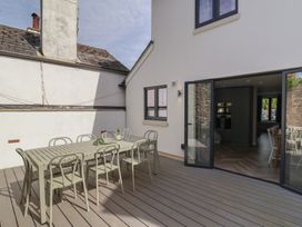 An outdoor dining area with a table and chairs at Wagtail Cottage in Lyme Regis