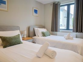 A bedroom with two single beds at Wagtail Cottage in Lyme Regis