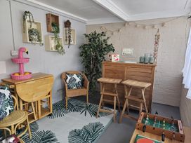 A snug with a bar and seating area at Seahorses
