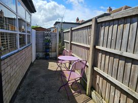 A garden area with a table and chairs at Seahorses in Kinmel Bay