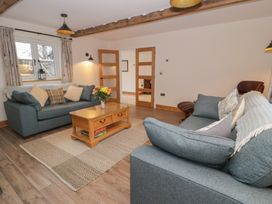 A living room with sofas and a coffee table at Y Stabl in Cerrigydrudion