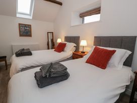 A bedroom with two single beds at Y Stabl in Cerrigydrudion