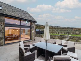 An outdoor seating area with table and chairs at Y Côr in Cerrigydrudion