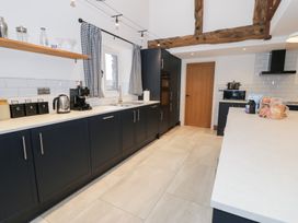 A kitchen with cabinets and appliances at Y Côr in Cerrigydrudion