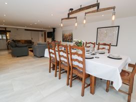 A dining room with a table and chairs at Y Côr in Cerrigydrudion