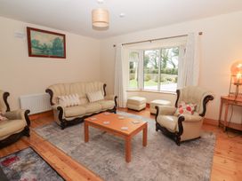 A living room with a sofa and armchairs at Fort Lodge