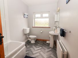 A bathroom with a bathtub, toilet, and sink at Fort Lodge