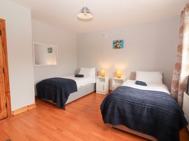A bedroom with two single beds and nightstands at Fort Lodge