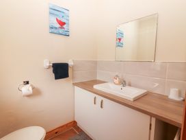 A bathroom with a sink and toilet at Fort Lodge