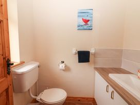 A bathroom with a toilet and sink at Fort Lodge 