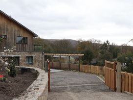 An outdoor area with a house and gravel driveway at Lower Moorwood in Moorwood near Bovey Tracey