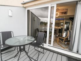 An outdoor area with a table and chairs at Harbwr Hideaway in Porthmadog