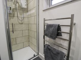 A shower and towel rail in a bathroom at Harbwr Hideaway in Porthmadog