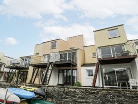 A row of houses with balconies and stairs at Harbwr Hideaway in Porthmadog