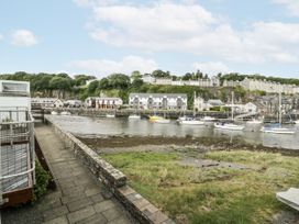 A view of the water with boats and buildings at Harbwr Hideaway, Porthmadog