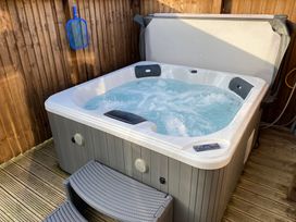 A hot tub with steps beside it at Magnolia Lodge in Whitby