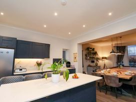 A kitchen with a dining area at Wellington Lodge in Bridlington