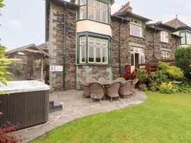 A garden with a hot tub and outdoor seating at Bracken Howe in Ambleside