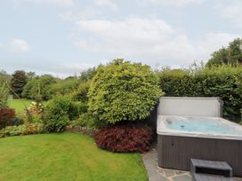 A garden with a hot tub and greenery at Bracken Howe in Ambleside