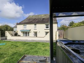 A garden with a house in the background at Station Hall in Cilgerran