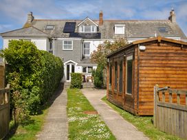 A garden with a house and a wooden shed at 2 Glyddins 1910 in Rock