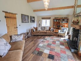 A living room with a sofa and bookshelf at Haystacks in Troutbeck