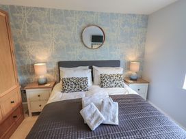 A bedroom with a bed and bedside tables at Haystacks in Troutbeck