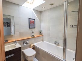 A bathroom with a bathtub and sink at Haystacks in Troutbeck