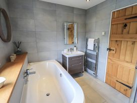 A bathroom with a bathtub and sink at Haystacks in Troutbeck