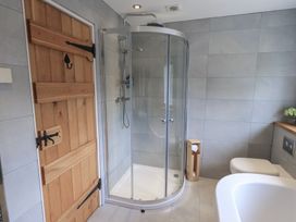 A bathroom with a shower, bathtub, and toilet at Haystacks in Troutbeck