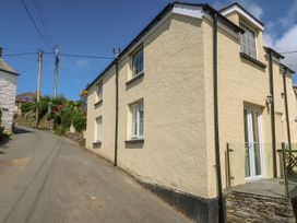 A house on a road with garden and electric poles at Hilldene in Treknow