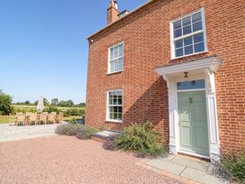 An outdoor area with a dining table and chairs at Daniels Farmhouse in Claines
