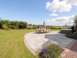 A garden with a dining table and chairs at Daniels Farmhouse in Claines