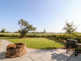 A garden with a barbecue grill and fire pit at Daniels Farmhouse in Claines