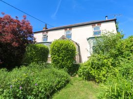 A house surrounded by greenery at Greenways in Perranporth