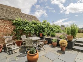 An outdoor seating area with a table and chairs at 8 Gloucester Street 