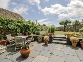 A garden with a table, chairs, and potted plants at 8 Gloucester Street