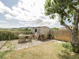 A garden with a shed and seating area at 8 Gloucester Street 