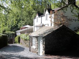 A house with an outbuilding and gravel driveway at Brockstone in Grasmere